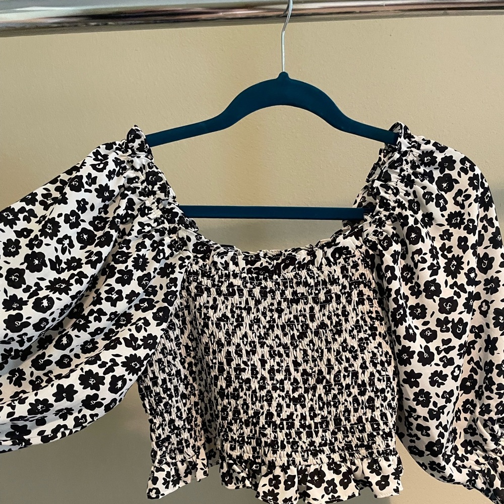 Puff sleeve smocked floral top